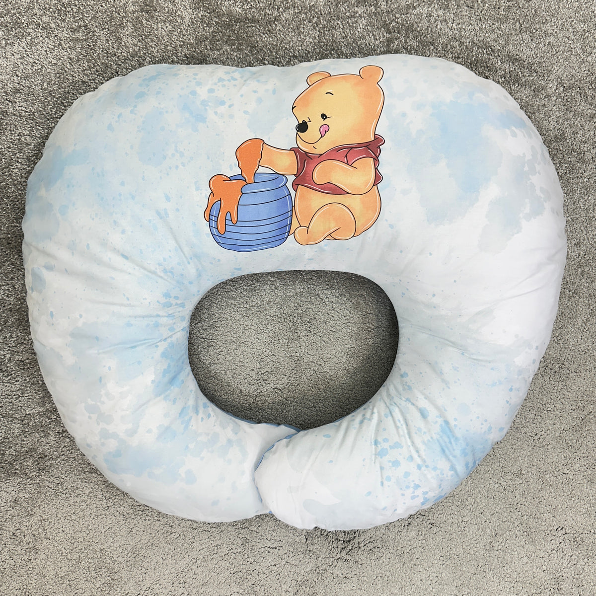 Cuscino allattamento ergonomico azzurro con stampa orsetto e miele, supporto neonato e mamma