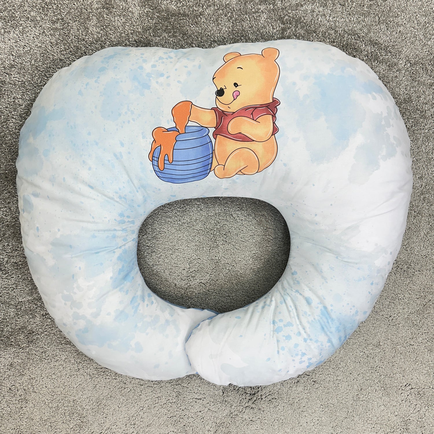 Cuscino allattamento ergonomico azzurro con stampa orsetto e miele, supporto neonato e mamma