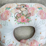 Cuscino allattamento ergonomico bianco con stampa coniglietto floreale rosa e dorato, supporto neonata