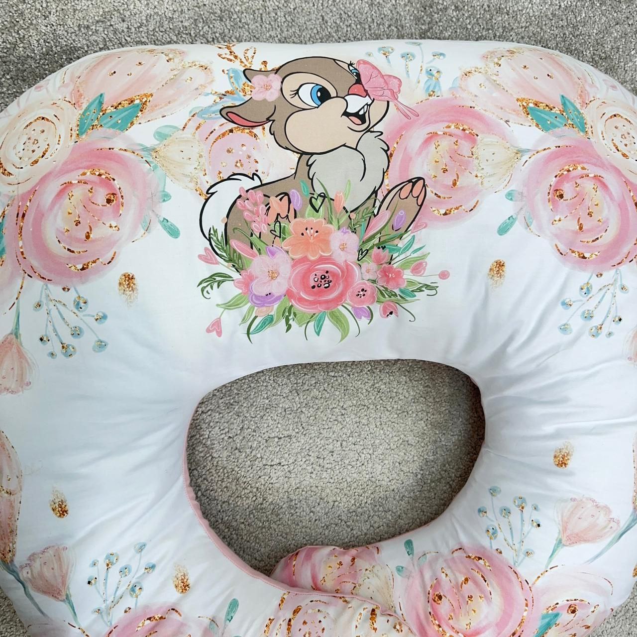 Cuscino allattamento ergonomico bianco con stampa coniglietto floreale rosa e dorato, supporto neonata