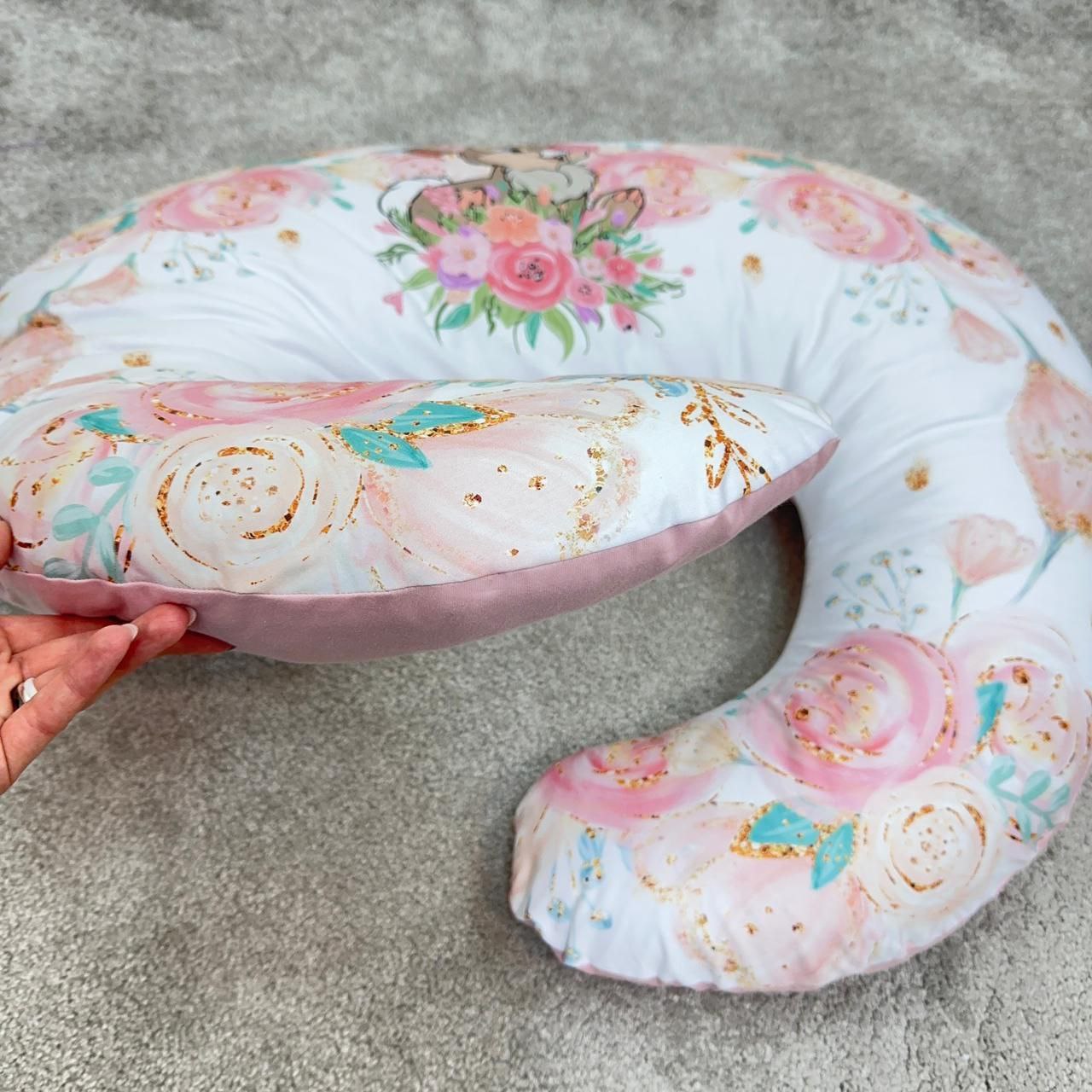 Cuscino allattamento a C reversibile rosa con stampa floreale acquerello e dettagli dorati, due lati diversi