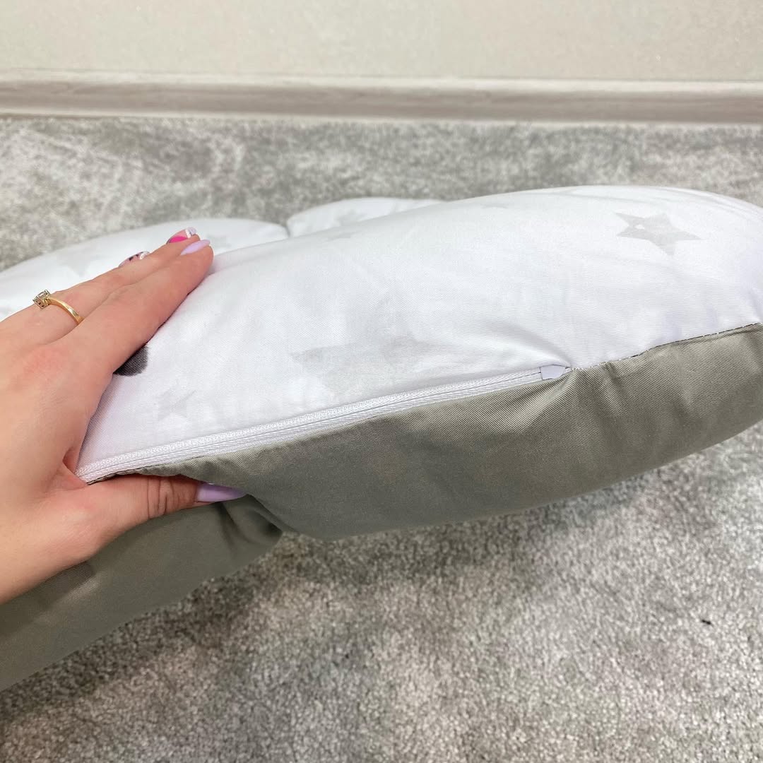 Cuscino gravidanza double face grigio e bianco con stelline, particolare della fodera con zip.