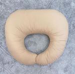 Lato posteriore beige tinta unita di un cuscino allattamento double face in cotone morbido per neonato.