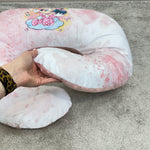 Cuscino allattamento morbido e flessibile rosa con stampa Minnie Mouse, ideale per il comfort del neonato.