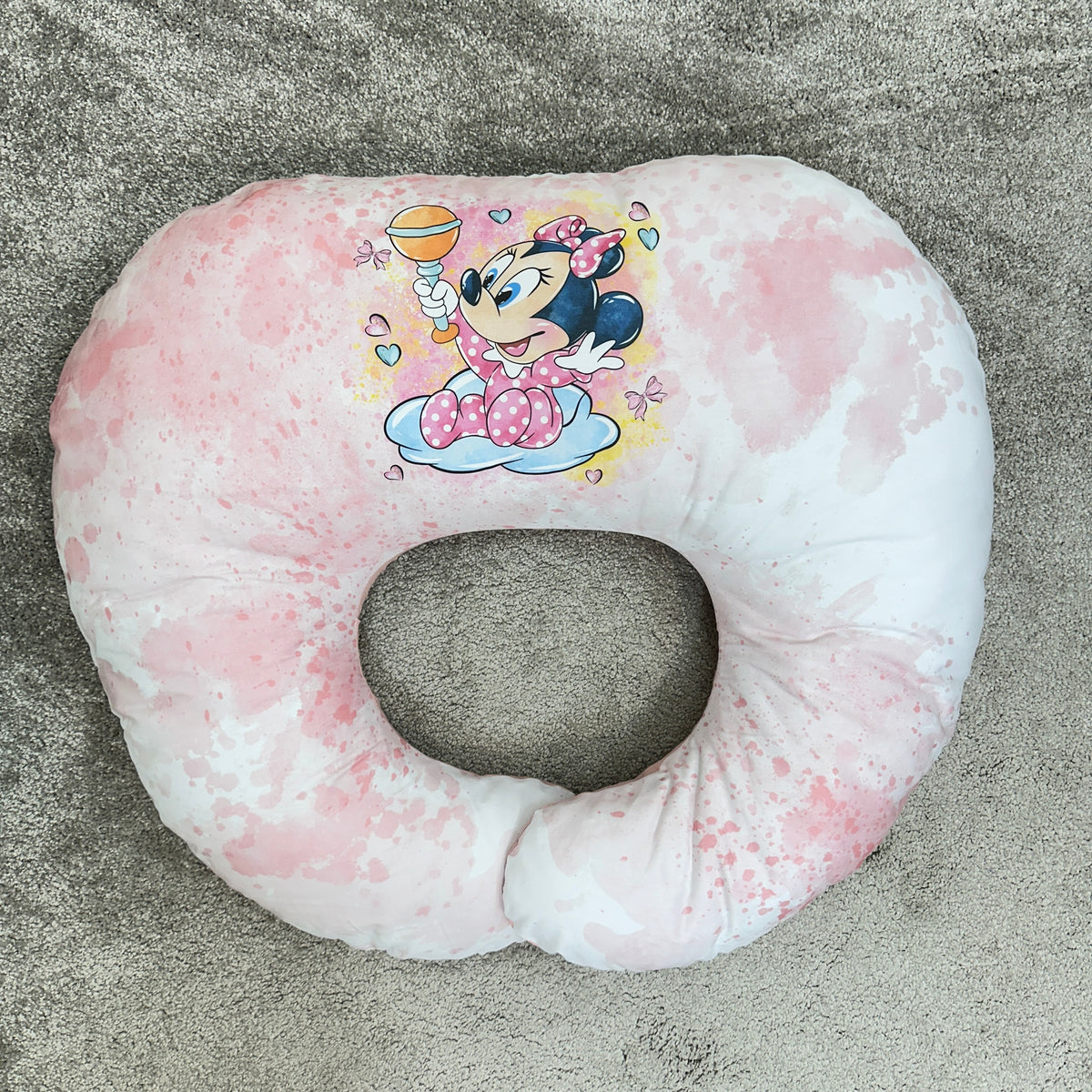 Cuscino per allattare sfoderabile a forma di boomerang con stampa Minnie su nuvola, sfumatura rosa.
