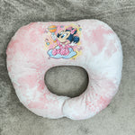 Cuscino per allattare sfoderabile a forma di boomerang con stampa Minnie su nuvola, sfumatura rosa.
