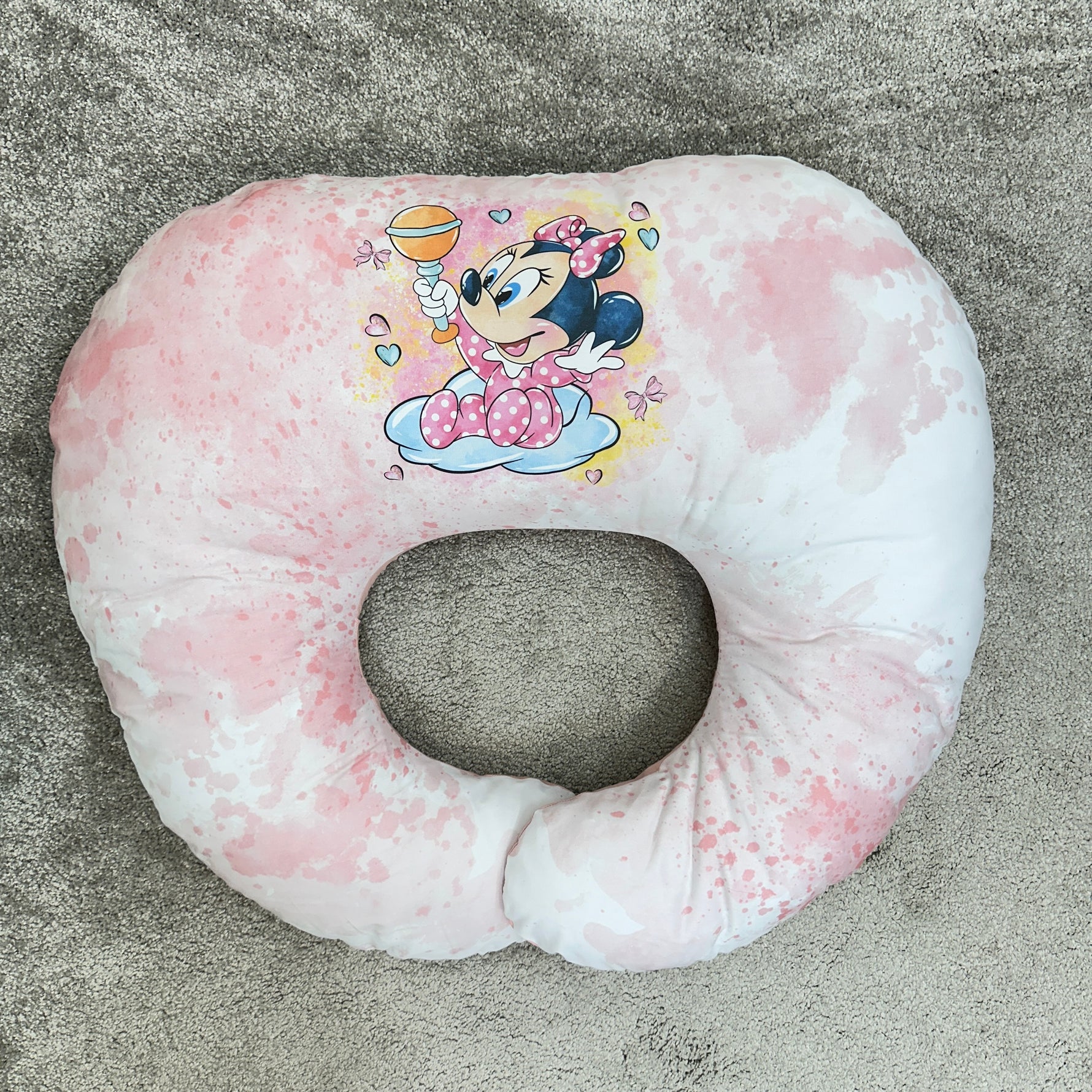 Cuscino per allattare sfoderabile a forma di boomerang con stampa Minnie su nuvola, sfumatura rosa.