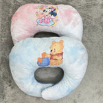Cuscino gravidanza e allattamento azzurro personalizzato con disegno Winnie the Pooh e miele.