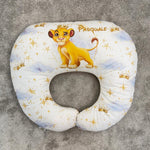 Cuscino allattamento personalizzato Re Leone Simba Disney, bianco con stelline e corone oro.