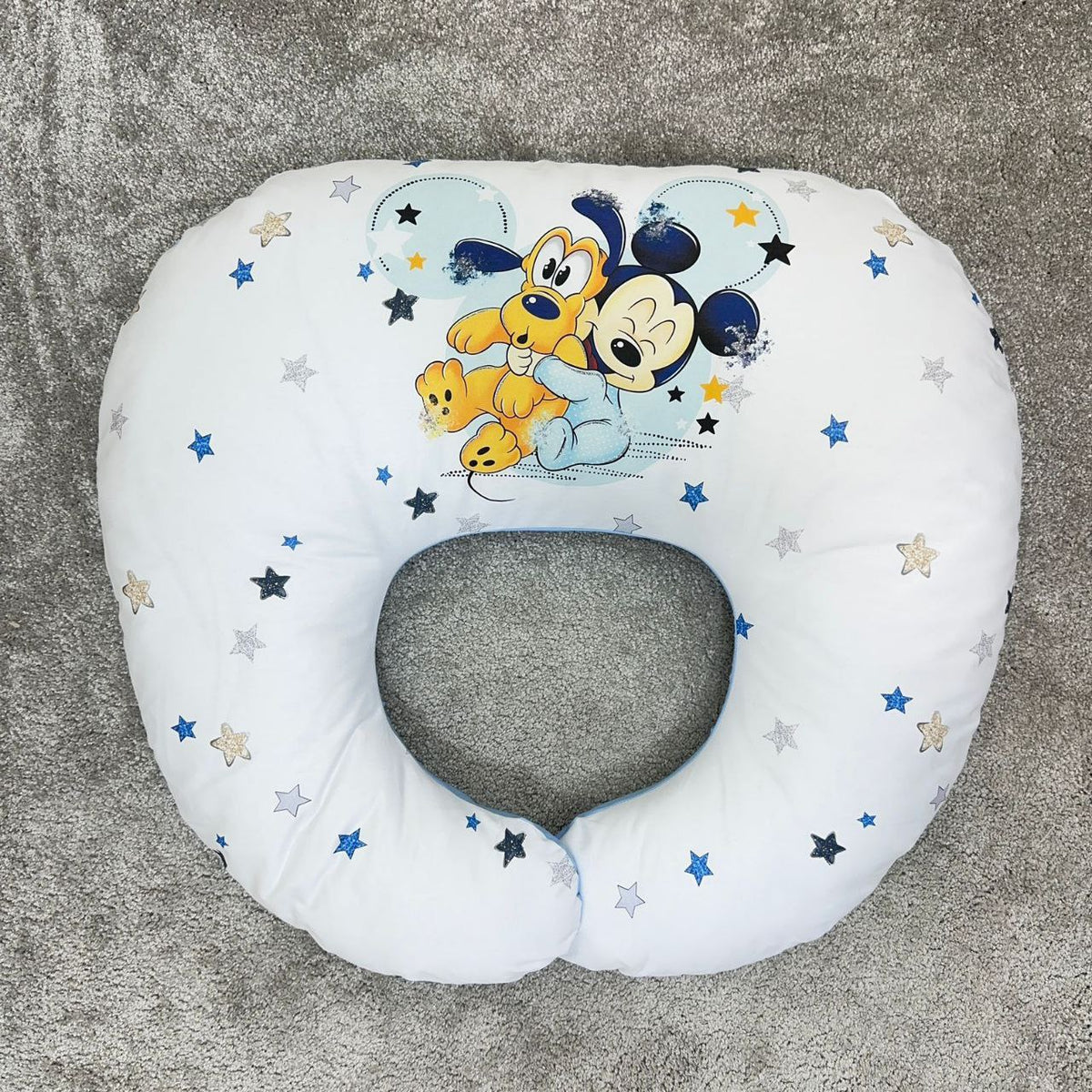 Cuscino allattamento e gravidanza personalizzato bianco con stampa di Mickey Mouse Topolino e Pluto neonato tra stelline blu e oro.