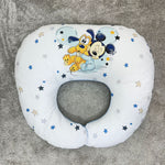 Cuscino allattamento e gravidanza personalizzato bianco con stampa di Mickey Mouse Topolino e Pluto neonato tra stelline blu e oro.