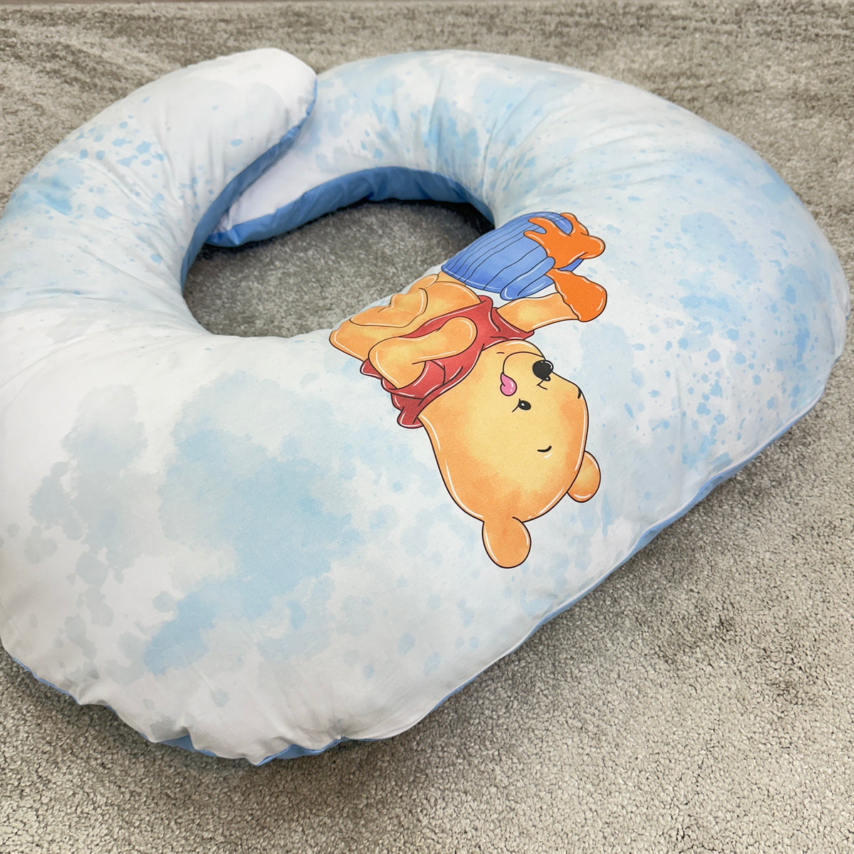 Cuscino allattamento personalizzato azzurro con disegno di Winnie the Pooh e vasetto di miele per neonato.