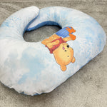 Cuscino allattamento personalizzato azzurro con disegno di Winnie the Pooh e vasetto di miele per neonato.