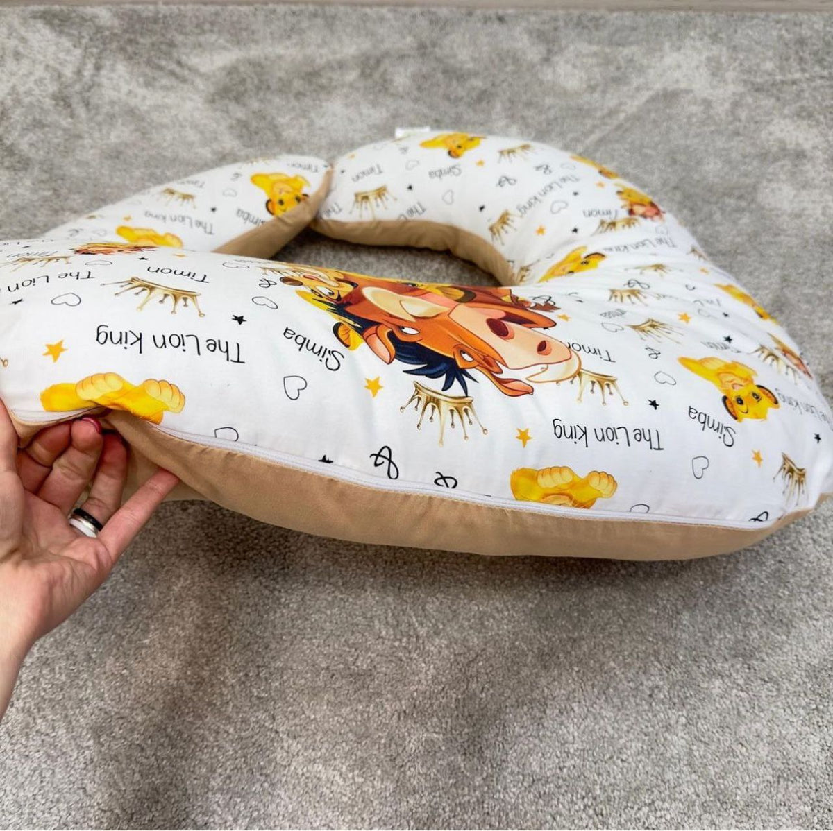 Dettaglio spessore di un cuscino gravidanza ergonomico sfoderabile a forma di ciambella tema Lion King