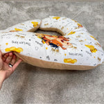 Dettaglio spessore di un cuscino gravidanza ergonomico sfoderabile a forma di ciambella tema Lion King