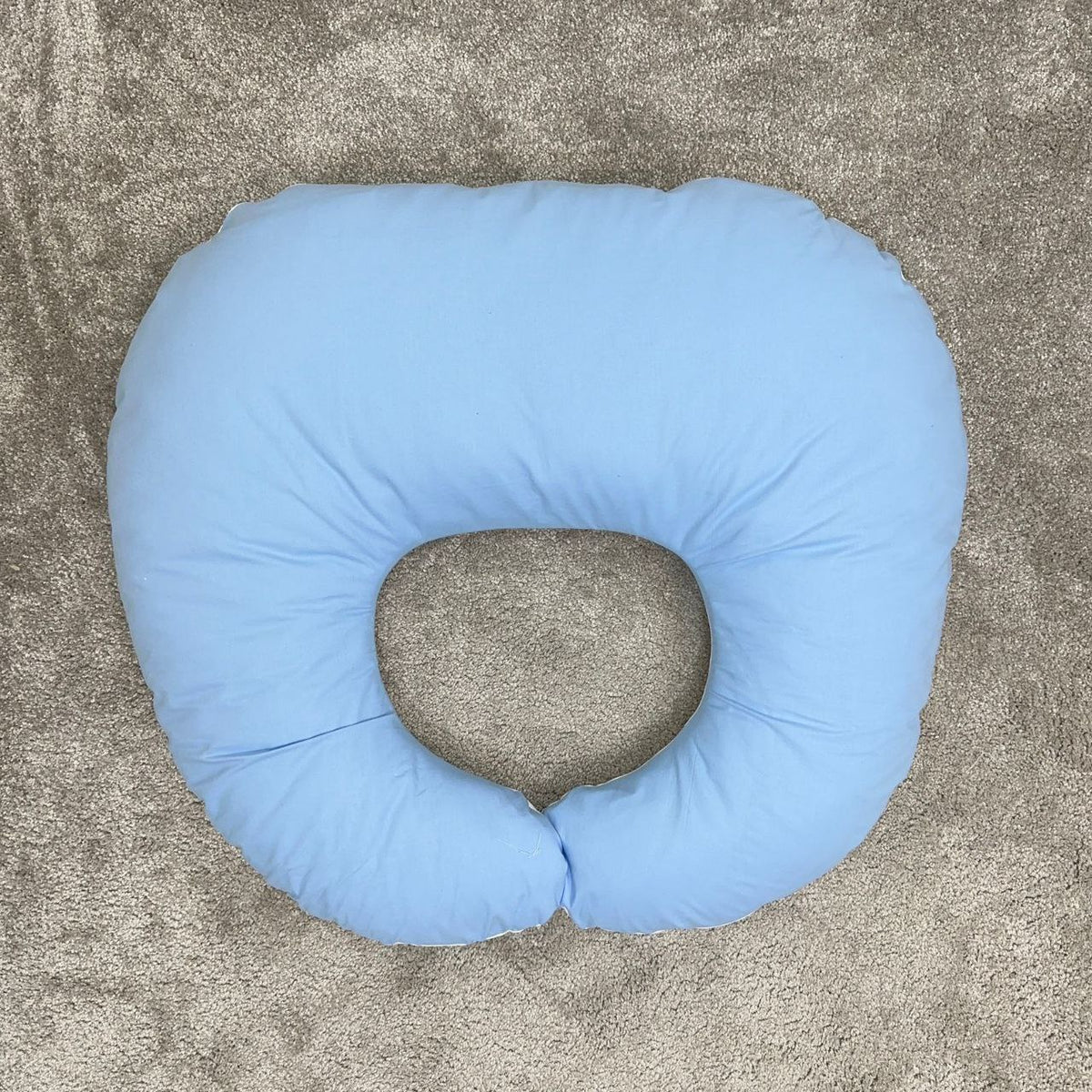 Cuscino allattamento double face con lato azzurro e lato bianco Topolino Disney.
