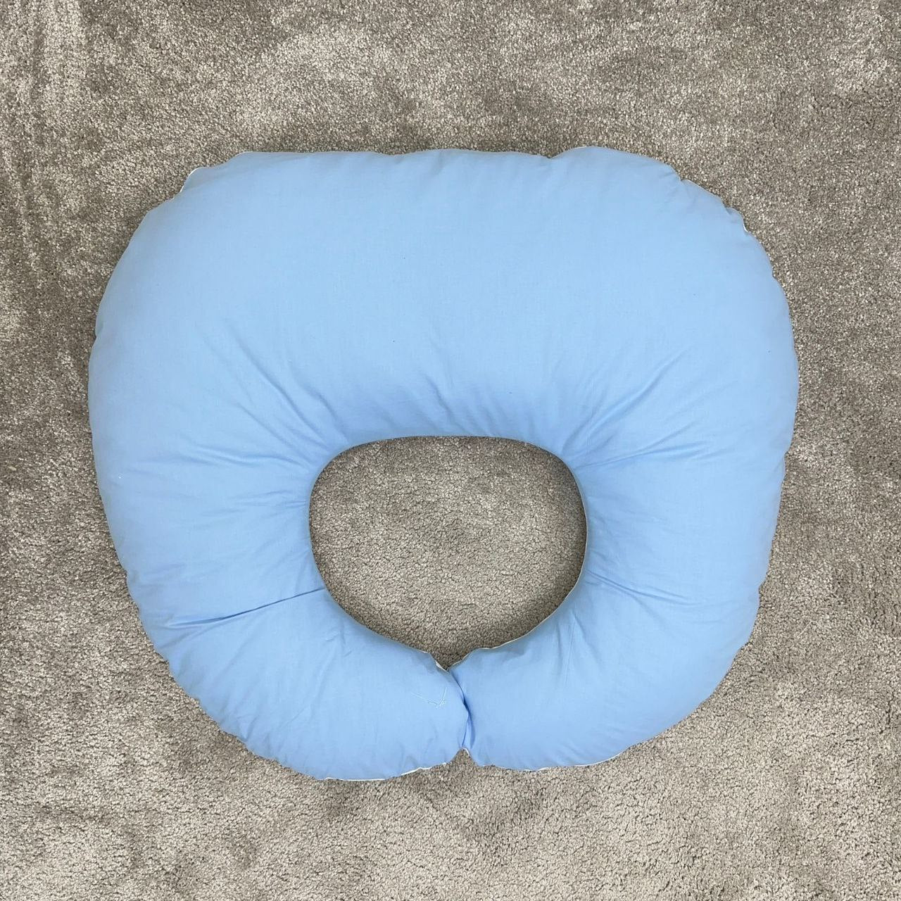 Cuscino allattamento double face con lato azzurro e lato bianco Topolino Disney.