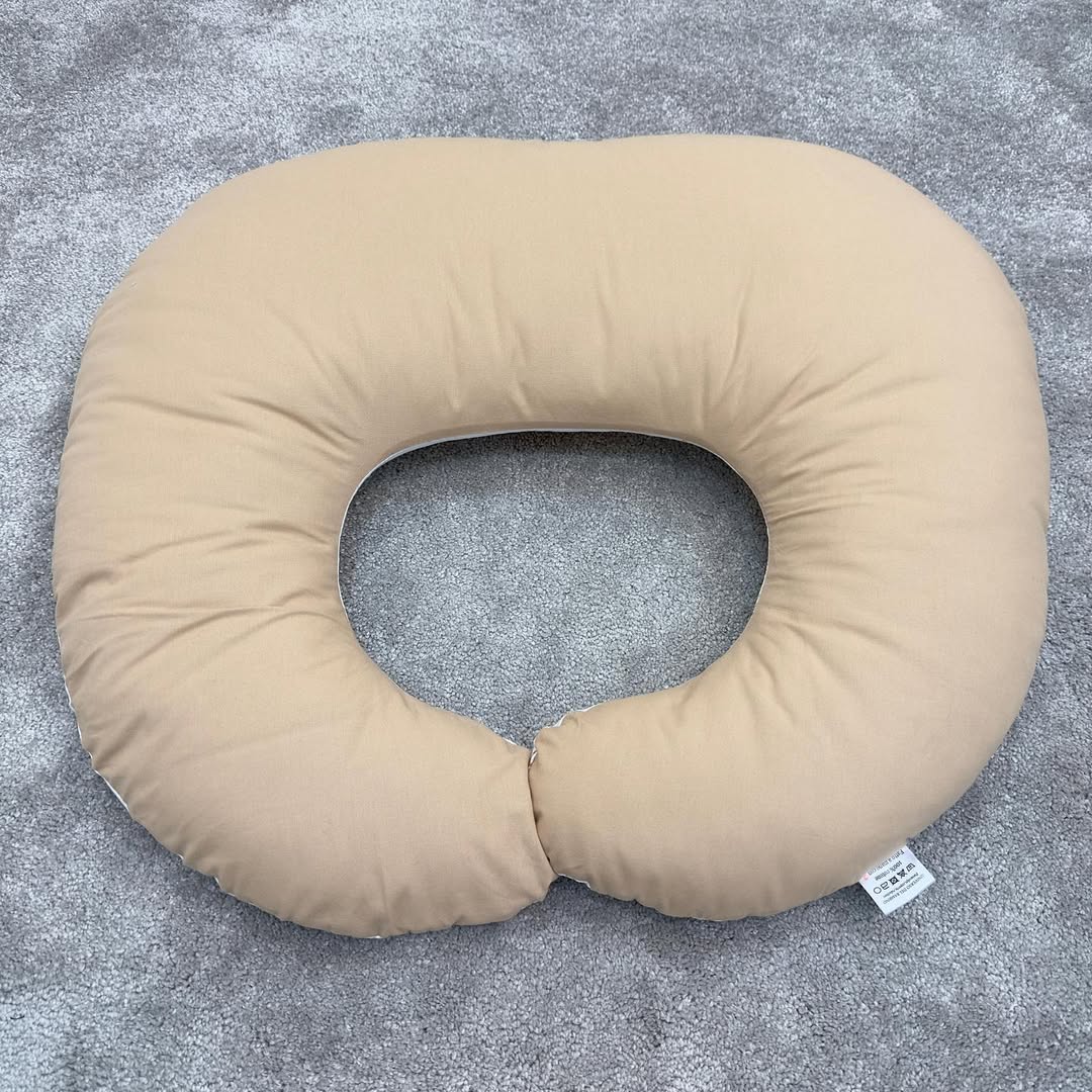 Cuscino da allattamento bimbo beige chiaro pastello, fodera tinta unita lavabile per neonati.