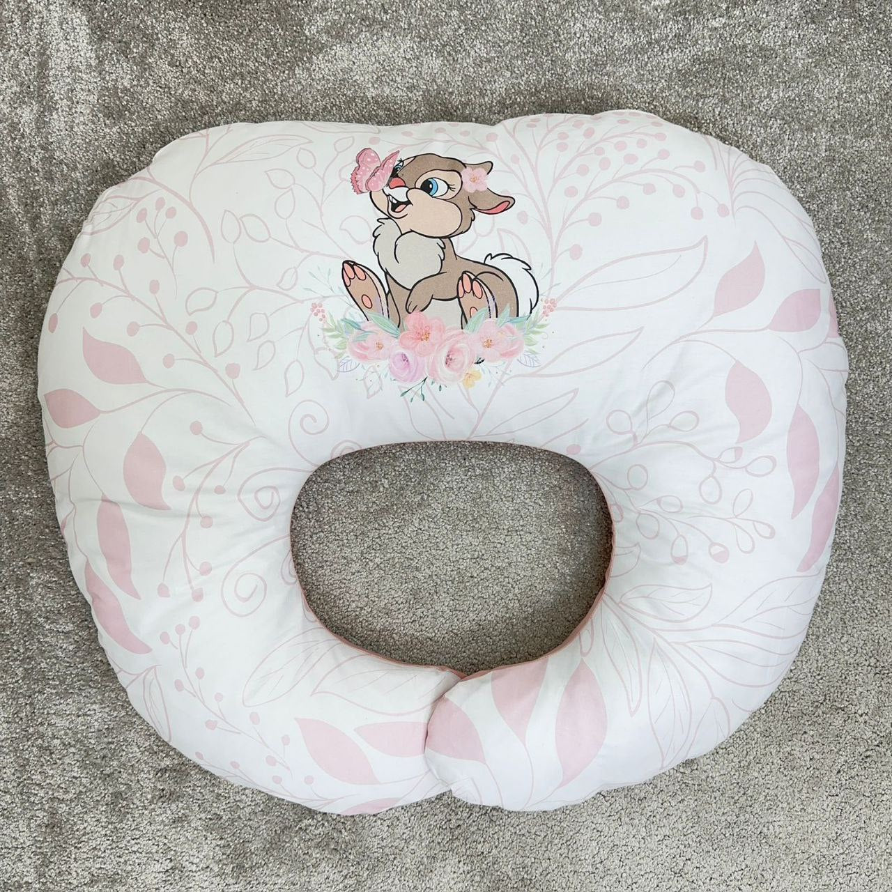Cuscino allattamento ergonomico rosa con stampa coniglietto e fiori acquerello, motivo foglie, supporto neonata