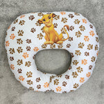 Cuscino allattamento personalizzato Simba Il Re Leone con motivo a zampette marroni e arancioni.