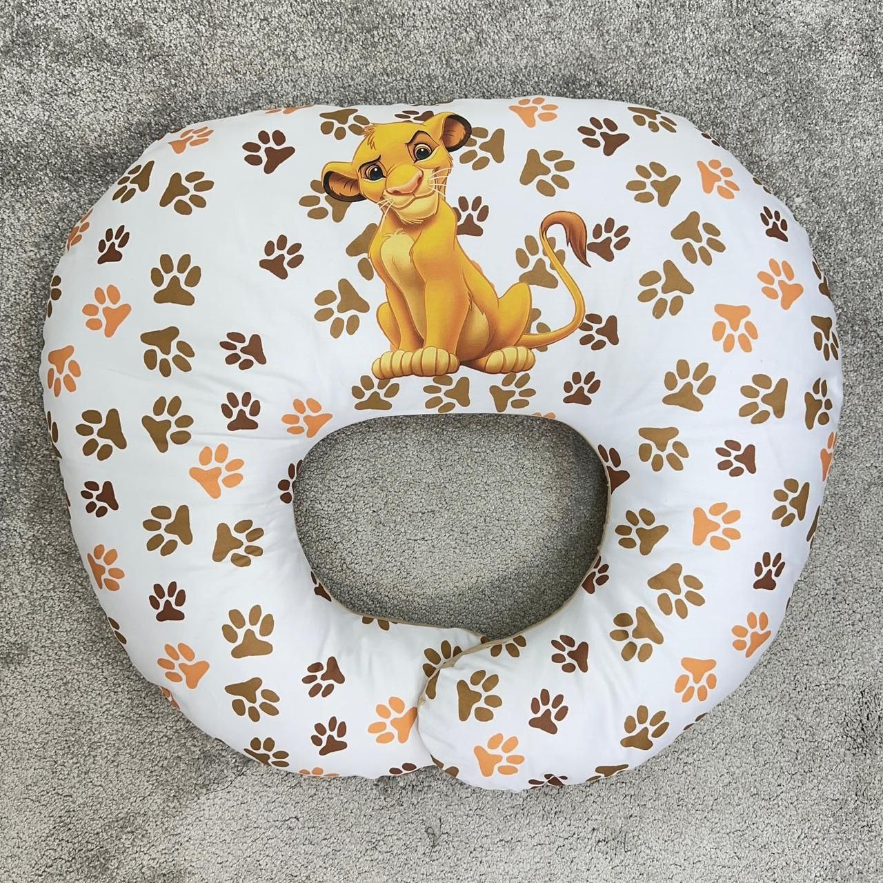 Cuscino allattamento personalizzato Simba Il Re Leone con motivo a zampette marroni e arancioni.