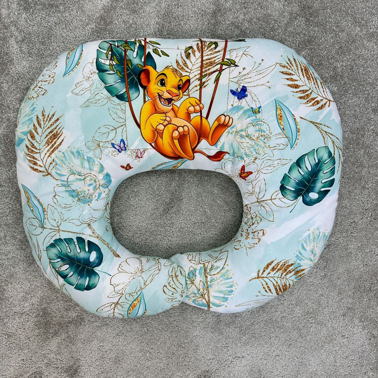 Cuscino allattamento personalizzato Simba Il Re Leone, stile tropicale verde acqua con foglie e farfalle.