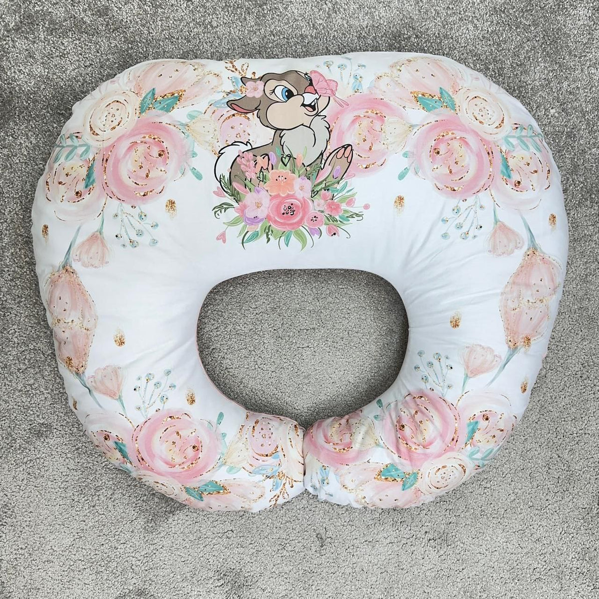 Cuscino allattamento personalizzato con Tamburino Disney e fiori rosa, ideale per la gravidanza