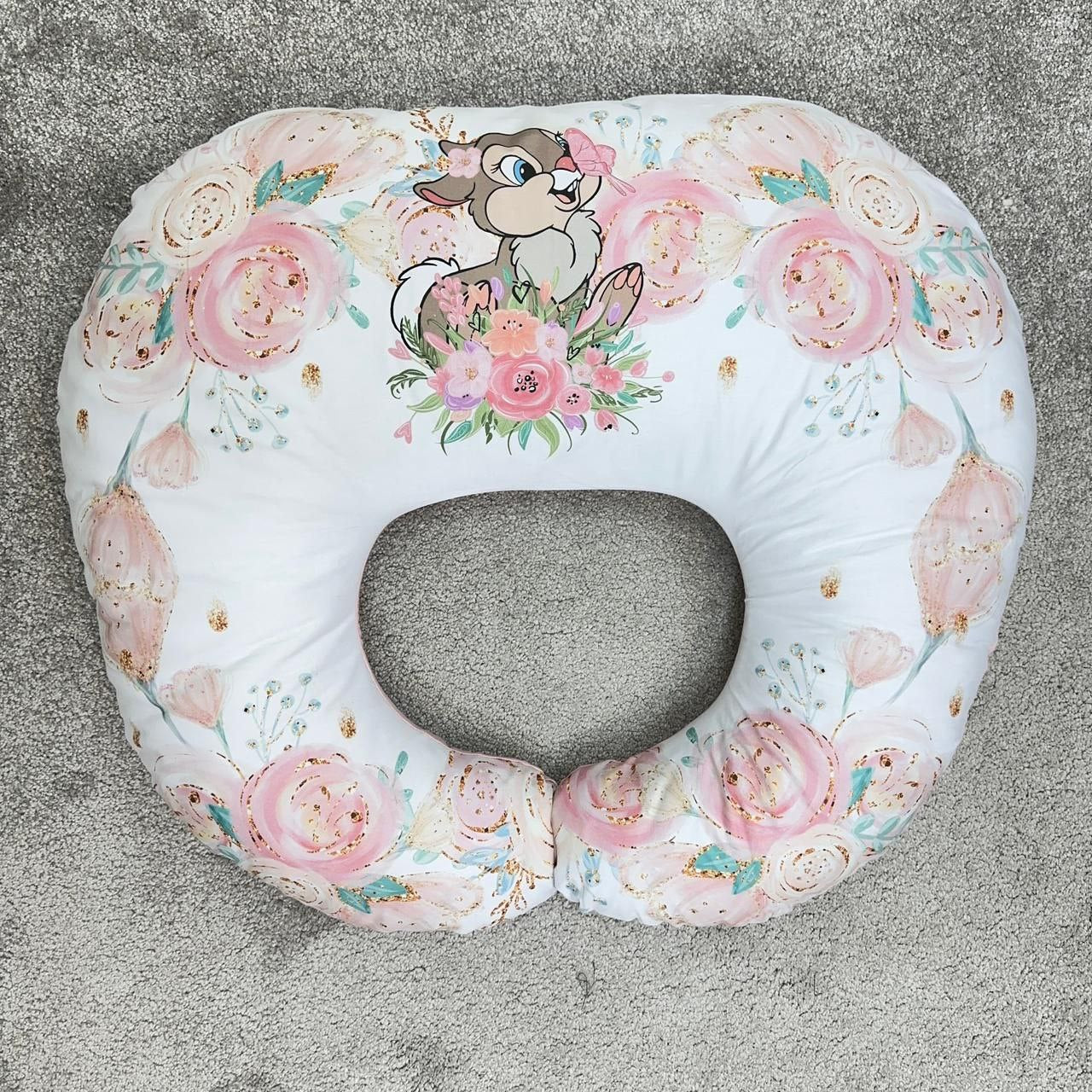 Cuscino allattamento personalizzato con Tamburino Disney e fiori rosa, ideale per la gravidanza
