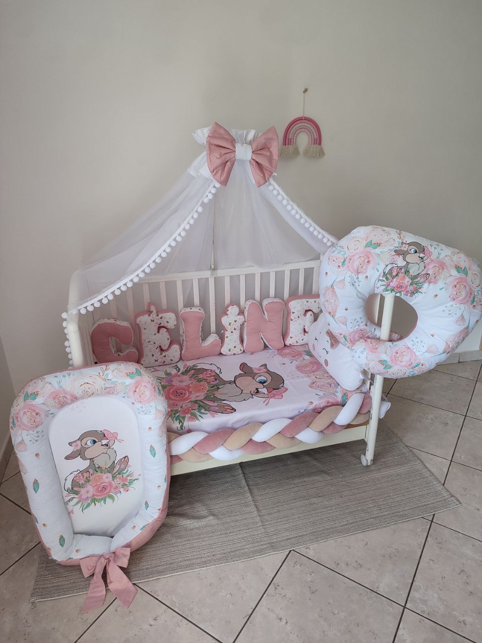 Cuscino allattamento gravidanza bianco rose acquerello pesca con coniglietto – cuscino neonata tema floreale 

