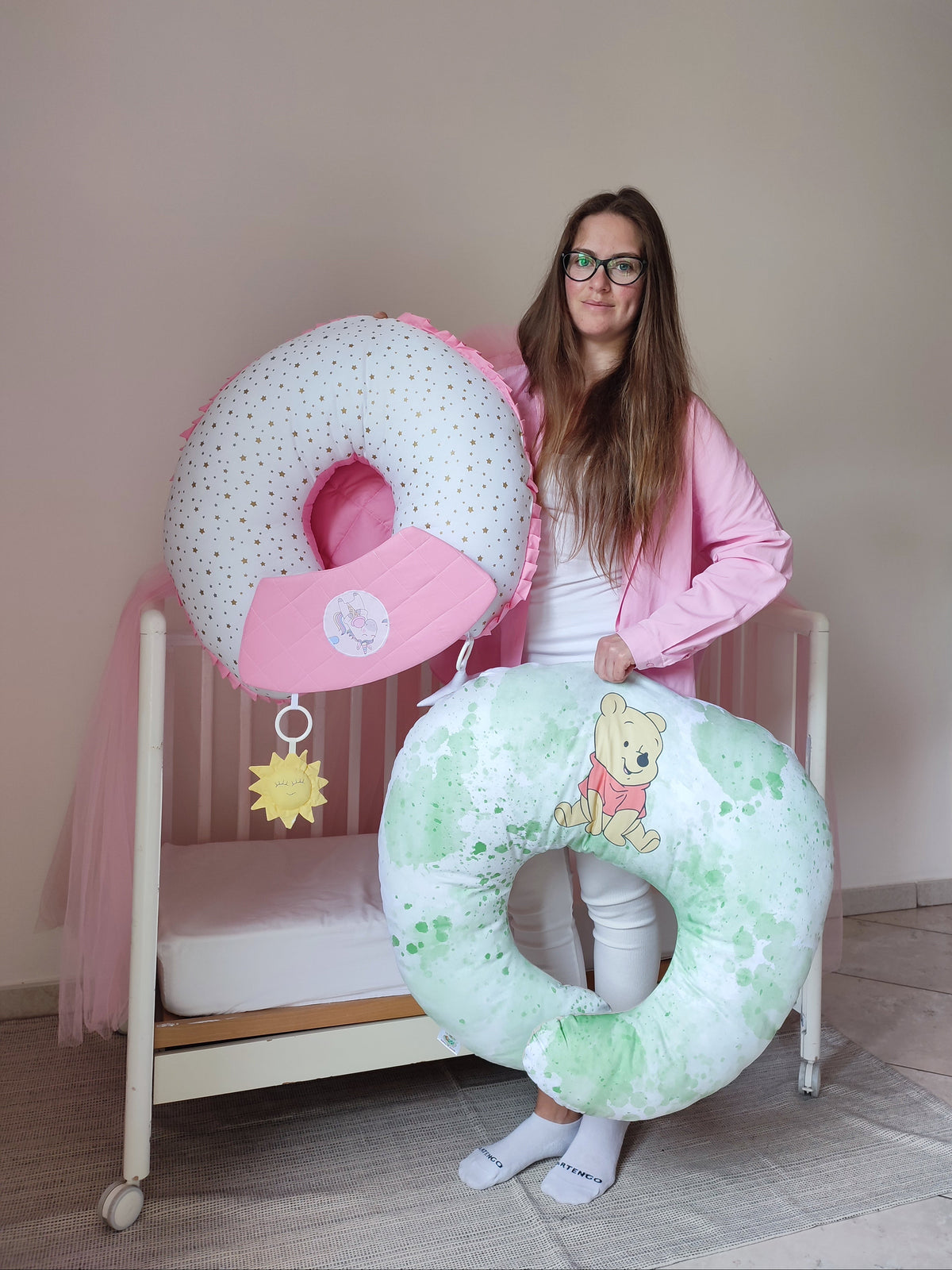 Cuscino allattamento transformer 3 in 1 grigio perla con stelle oro e bordo rosa bubble, tasca trapuntata rosa e sonaglino sole e stella