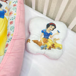 Cuscino anti plagiocefalia Biancaneve con vestito giallo e corsetto blu, supporto ergonomico testa piatta per neonata.