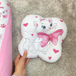Cuscino neonato testa piatta sagomato a fiocco con cuori rosa, accessorio ergonomico per lettino e riduttore nido culla