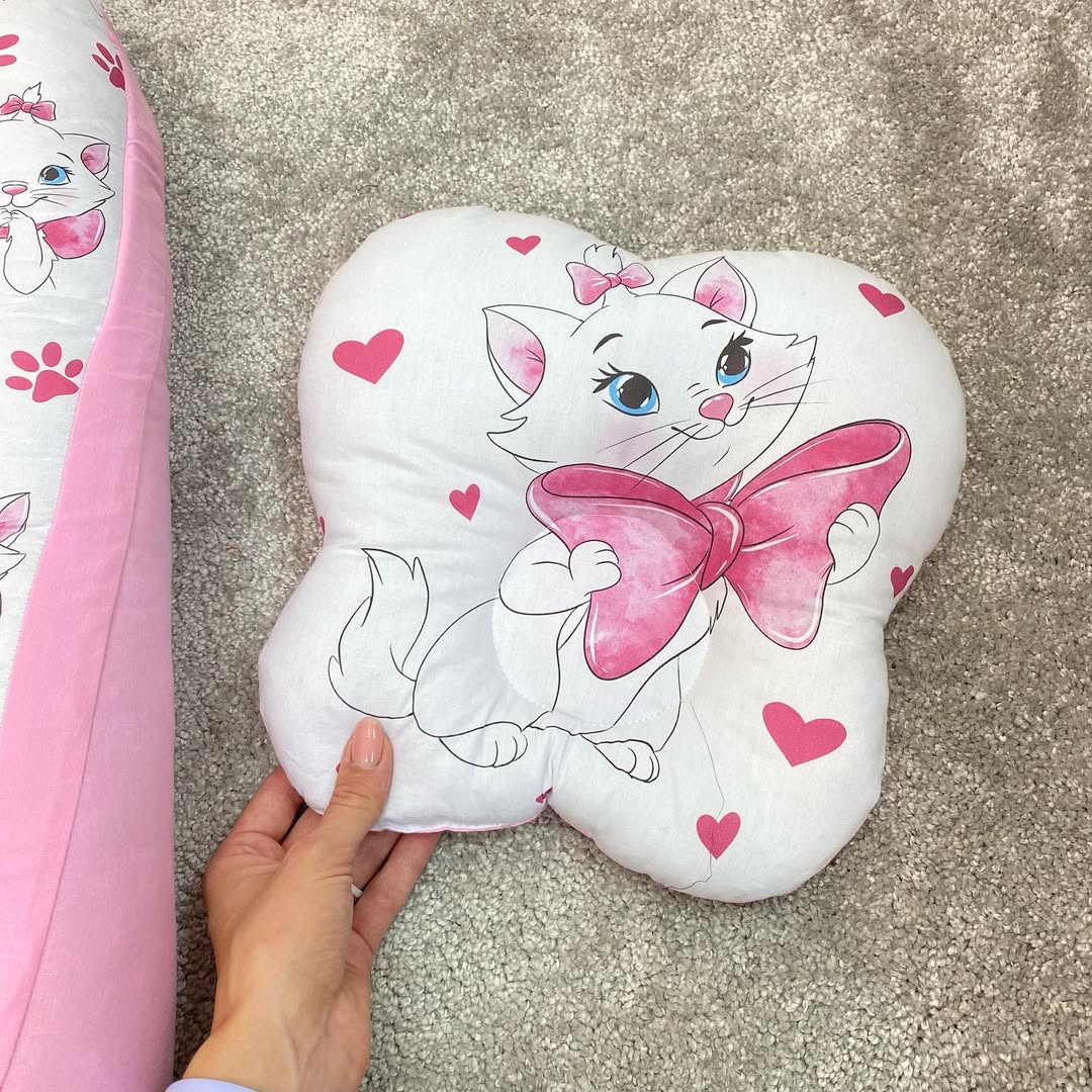 Cuscino neonato testa piatta sagomato a fiocco con cuori rosa, accessorio ergonomico per lettino e riduttore nido culla