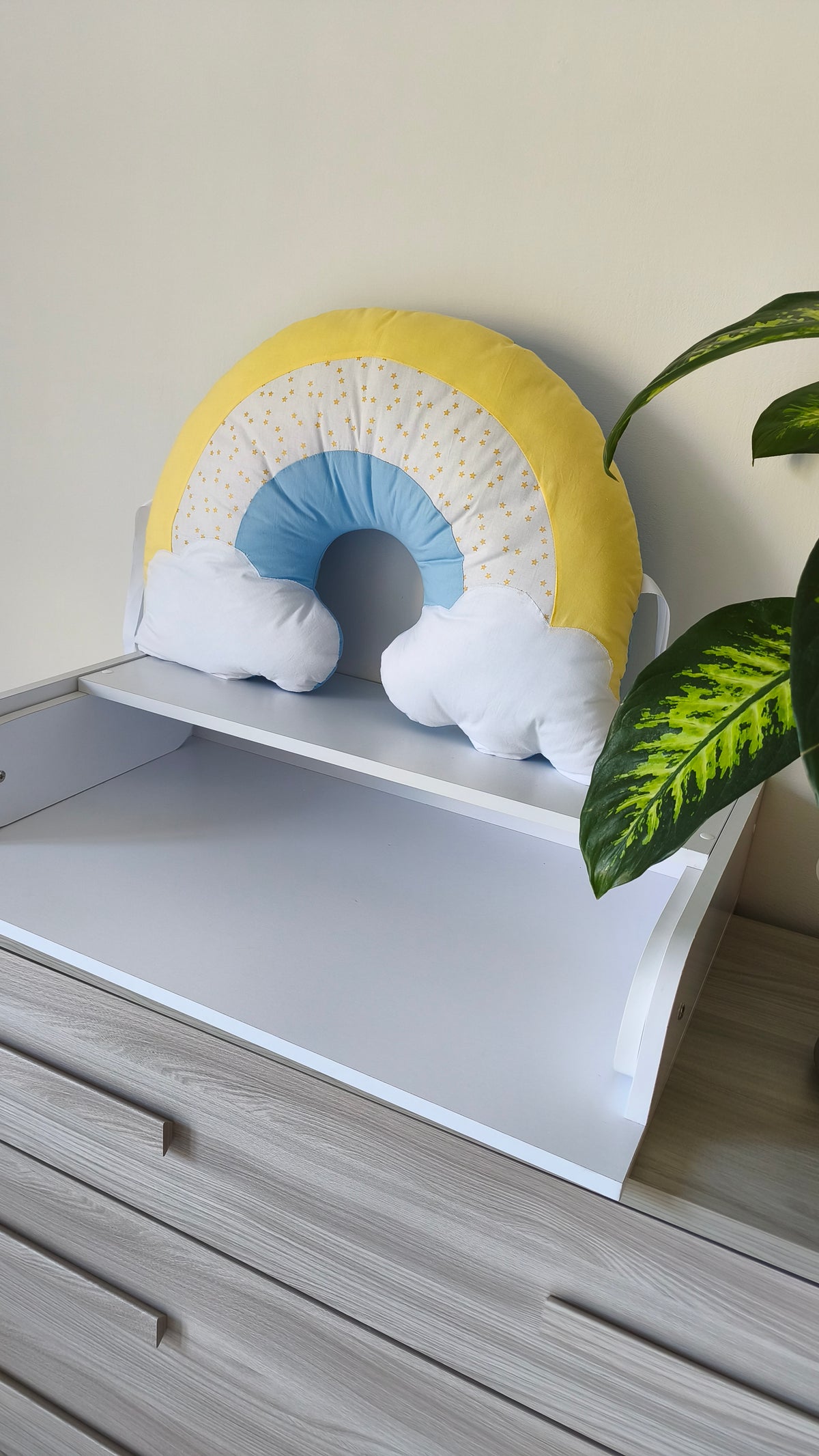 Cuscino arcobaleno decorativo giallo celeste e bianco con nuvole per lettino e cameretta neonato