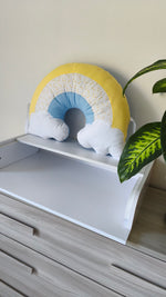 Cuscino arcobaleno decorativo giallo celeste e bianco con nuvole per lettino e cameretta neonato