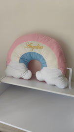 Cuscino arcobaleno personalizzato nome ricamato oro rosa celeste e bianco con nuvole per lettino neonata