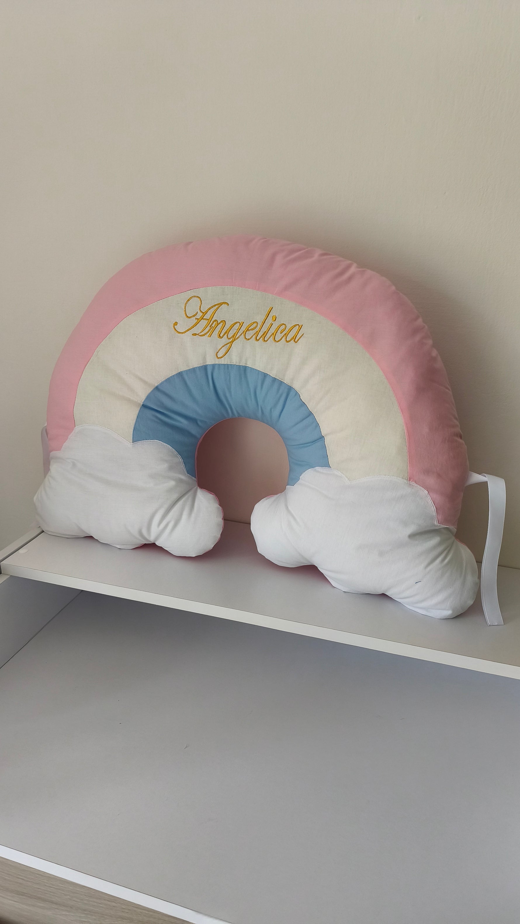 Cuscino arcobaleno personalizzato nome ricamato oro rosa celeste e bianco con nuvole per lettino neonata