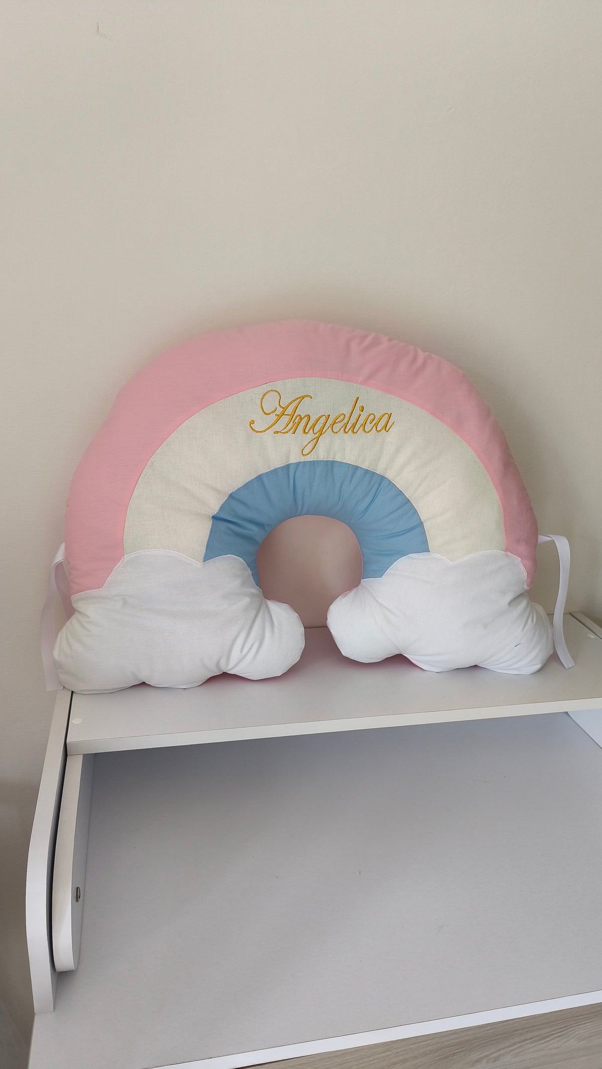 Cuscino decorativo a forma di arcobaleno personalizzato con ricamo, ideale come paracolpi per culla da bambina.