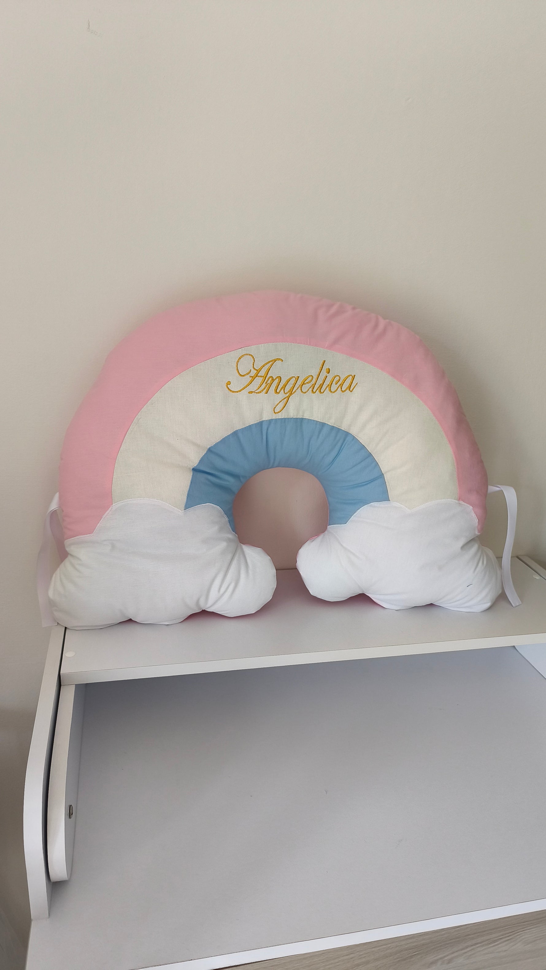 Cuscino decorativo a forma di arcobaleno personalizzato con ricamo, ideale come paracolpi per culla da bambina.