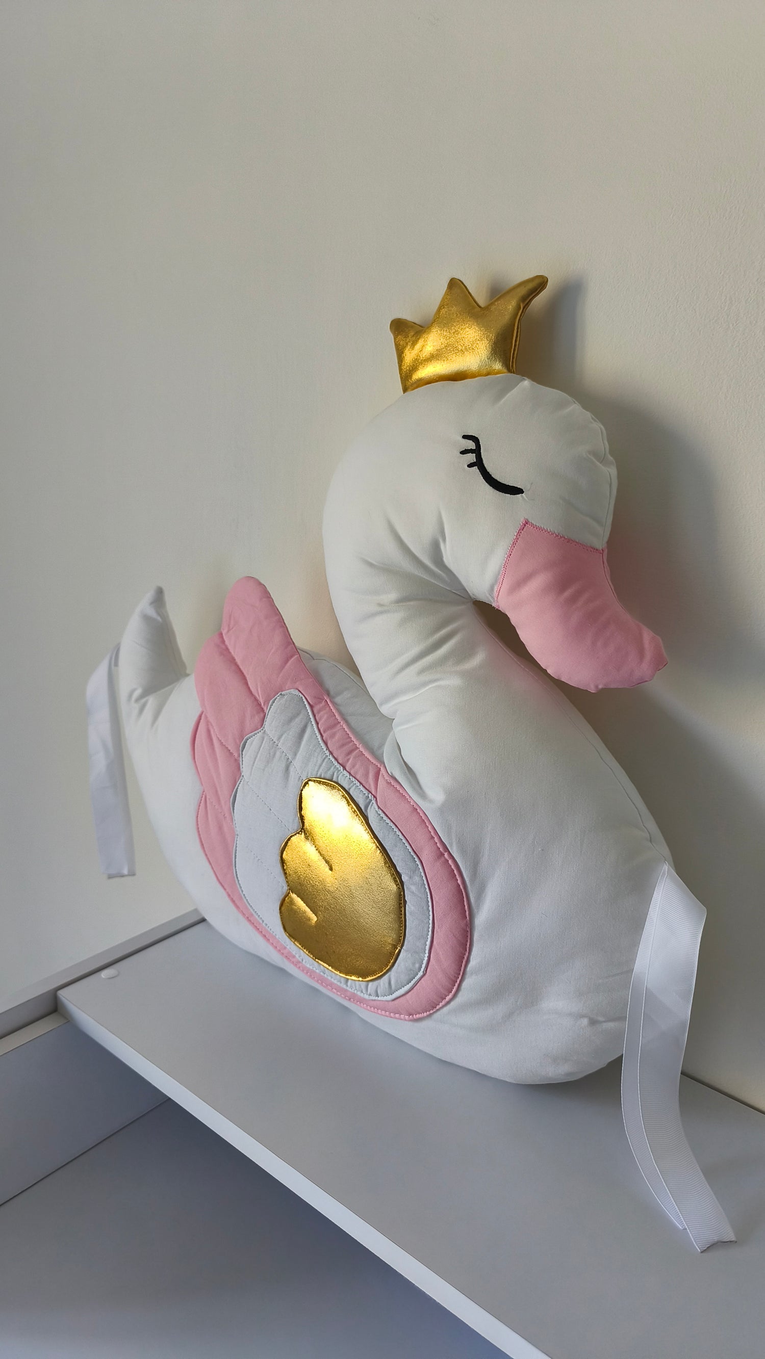 Cuscino cigno bianco rosa e oro con corona decorativo paracolpi lettino cameretta neonata
