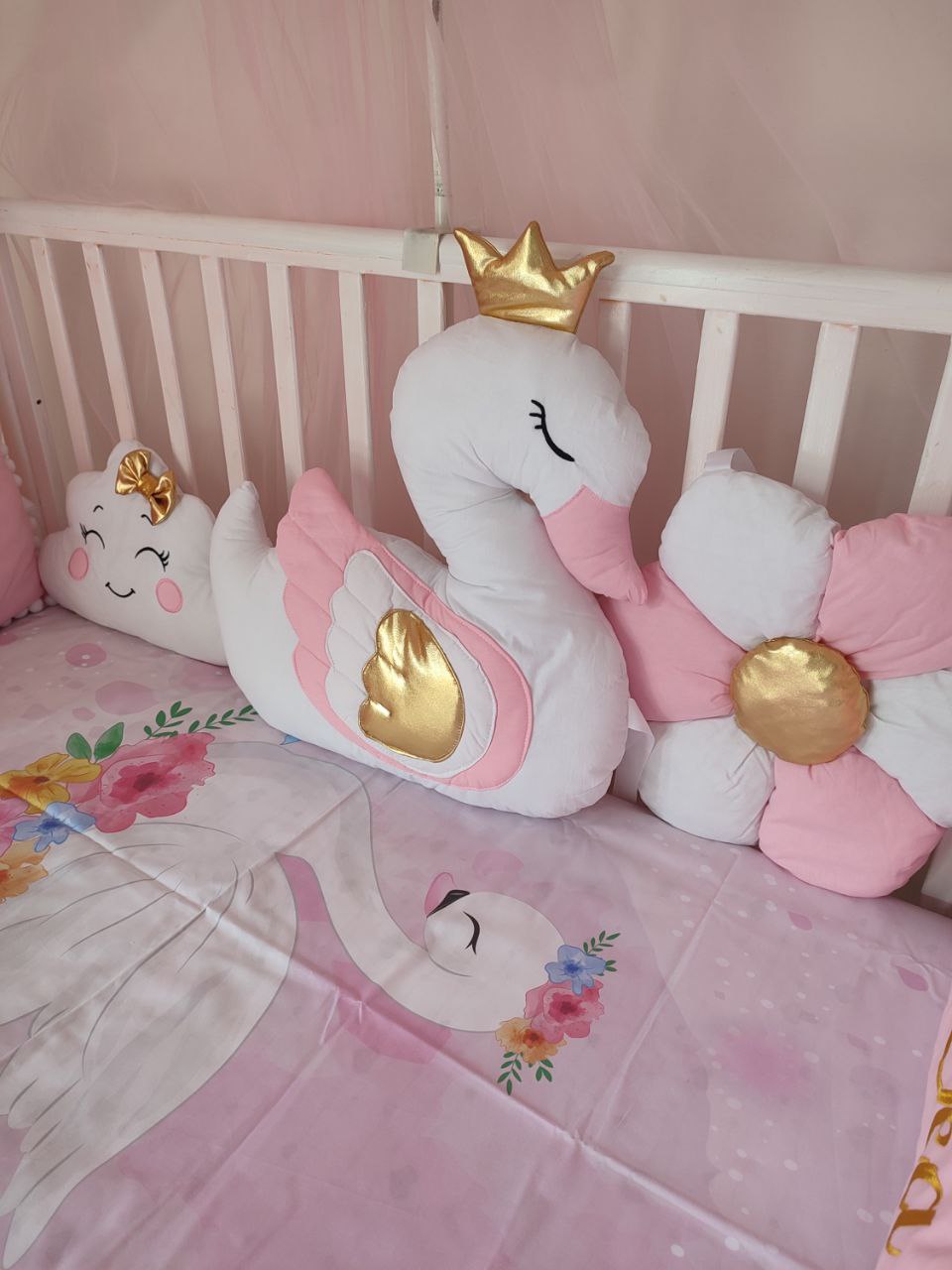 Cuscini decorativi lettino neonata – cigno bianco corona dorata, fiore rosa oro e nuvola con fiocco