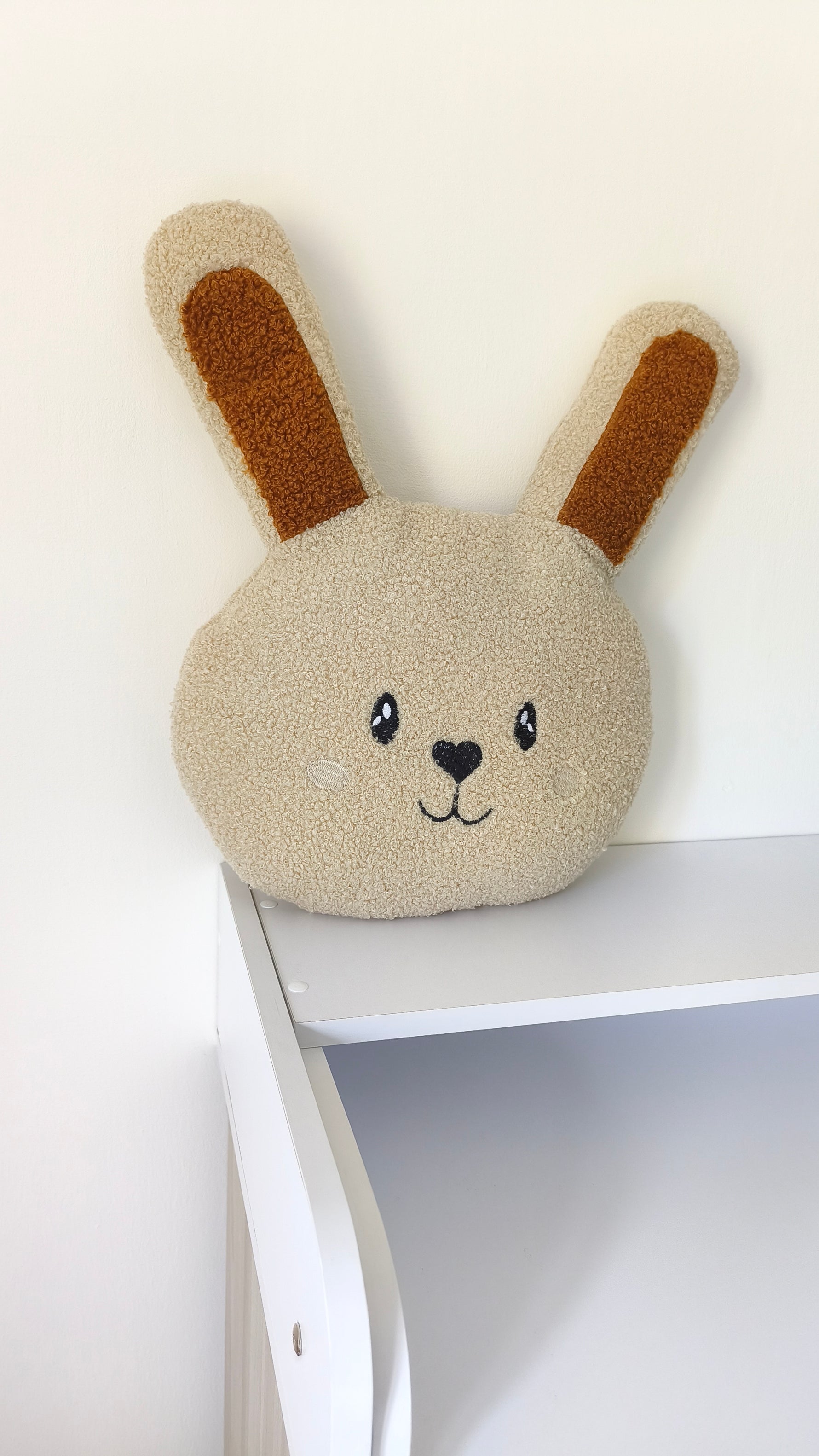 Cuscino coniglietto teddy beige con orecchie marroni faccina ricamata lettino cameretta neonato
