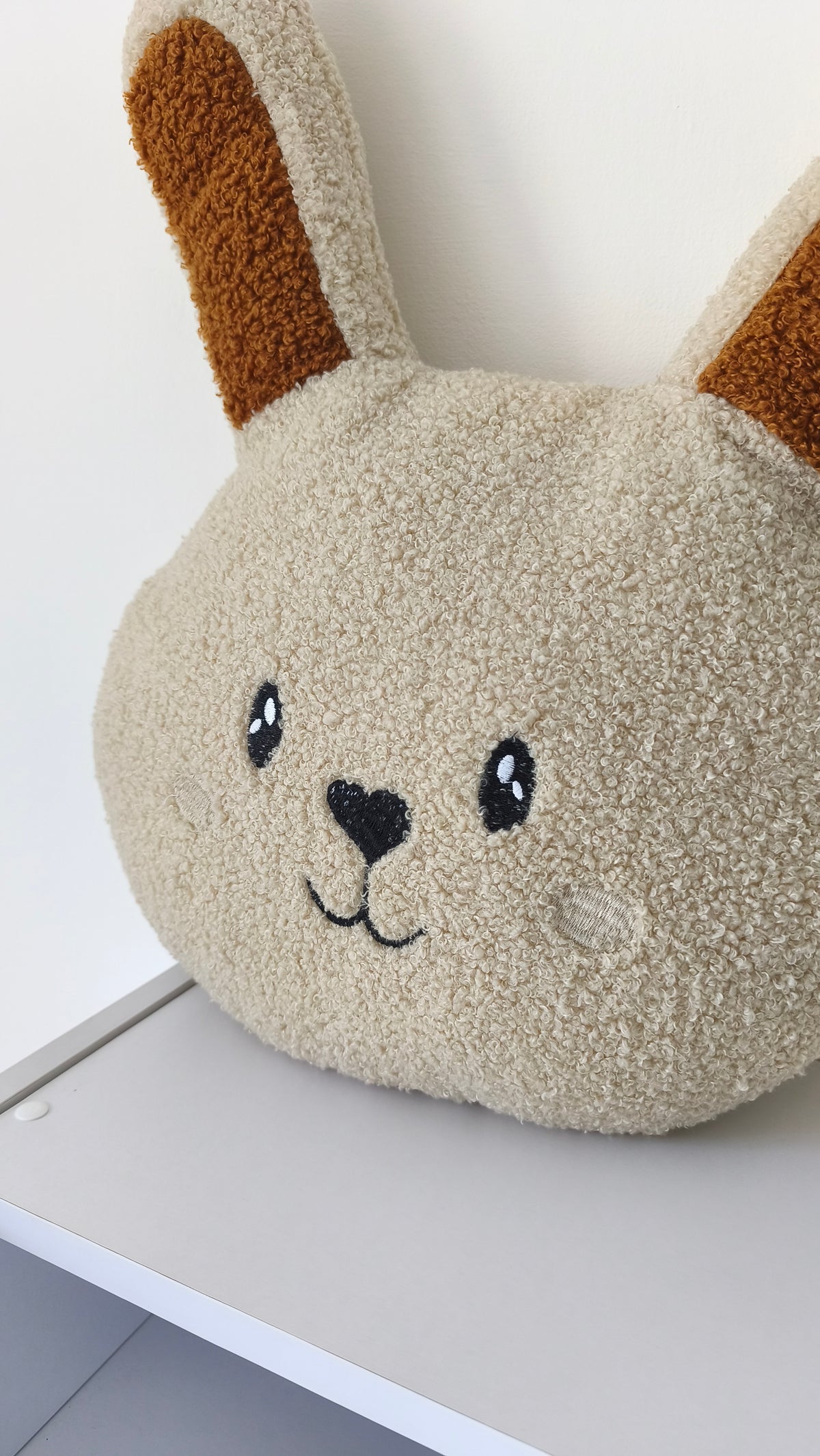 Cuscino coniglietto teddy beige con orecchie marroni e faccina ricamata per lettino cameretta