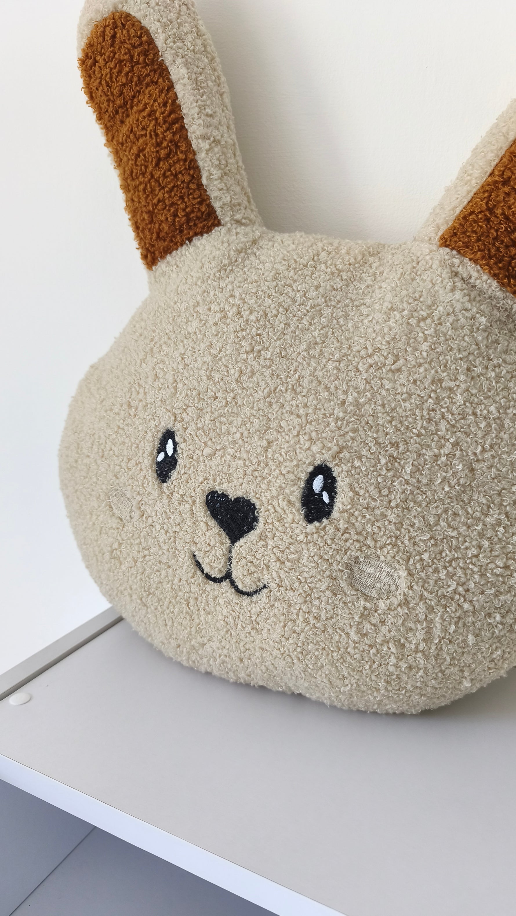 Cuscino coniglietto teddy beige con orecchie marroni e faccina ricamata per lettino cameretta