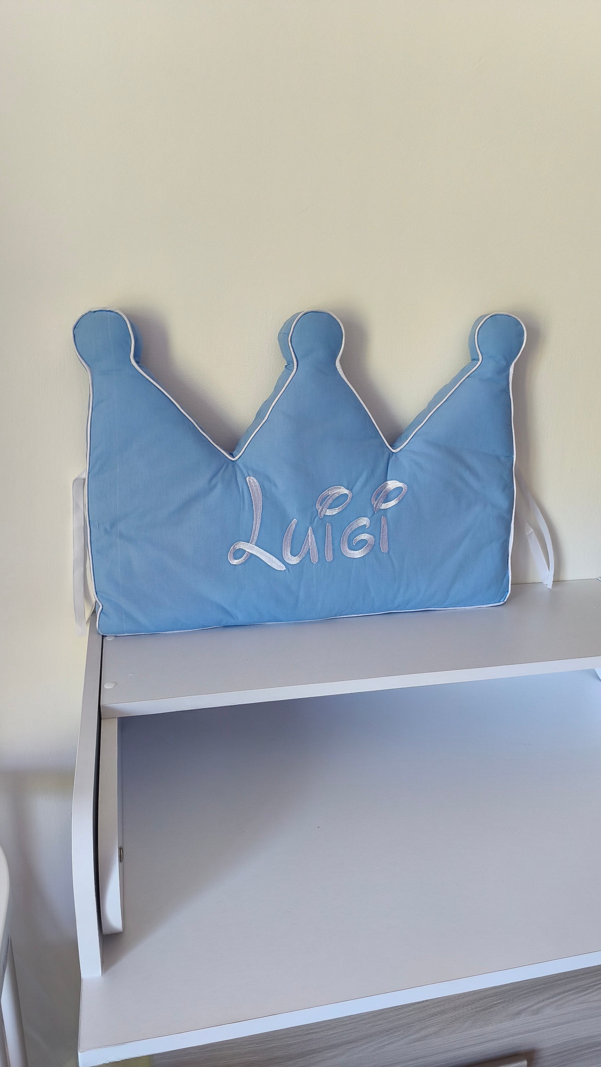 Cuscino a forma di corona celeste con profilo bianco, scritta ricamata, cameretta neonato