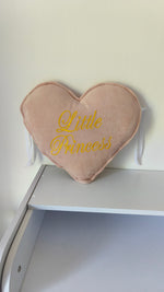 Cuscino cuore velluto rosa cipria con scritta Little Princess ricamata oro, cameretta bambina
