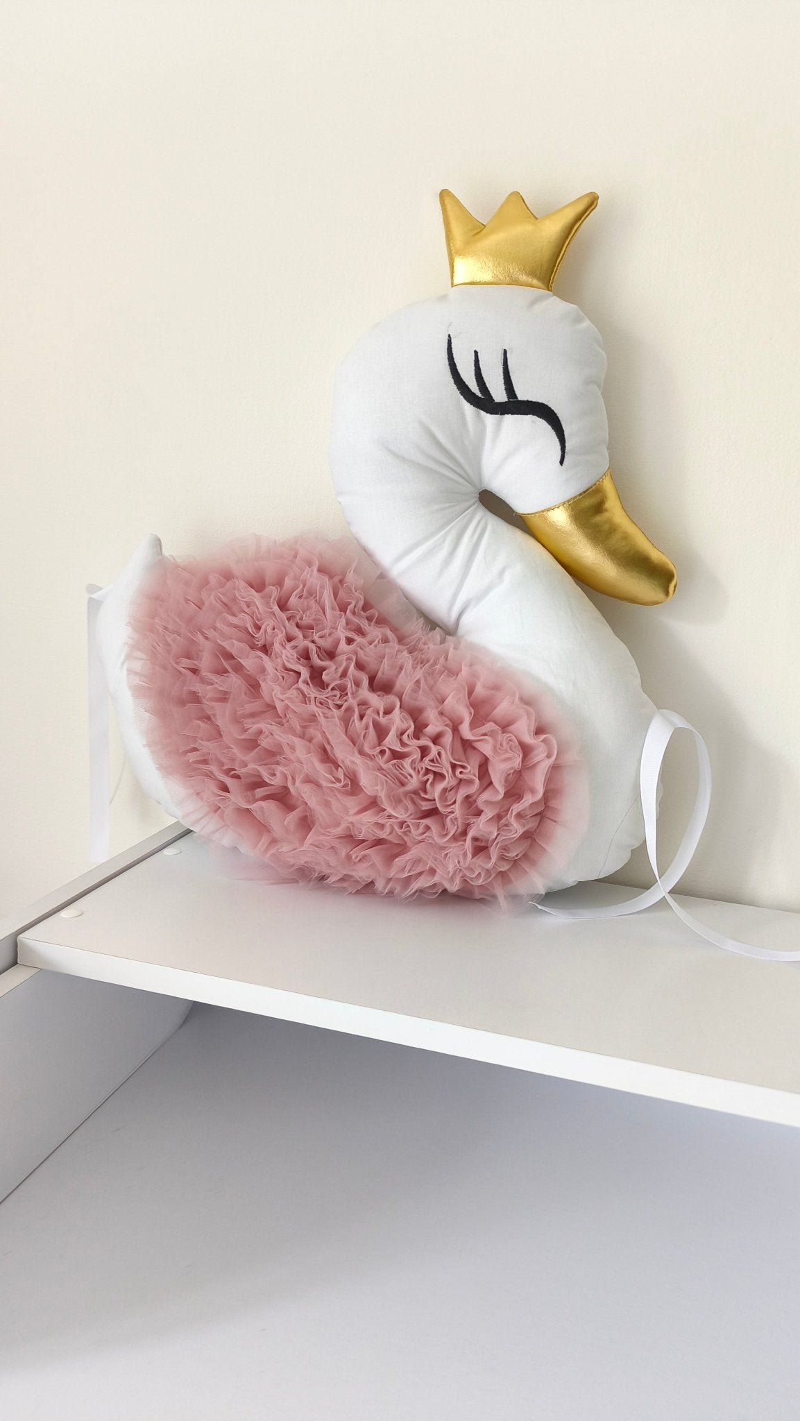Cuscino Decorativo Cigno Ali in Tulle per Lettino e Cameretta Colori a Scelta - universo del bambino