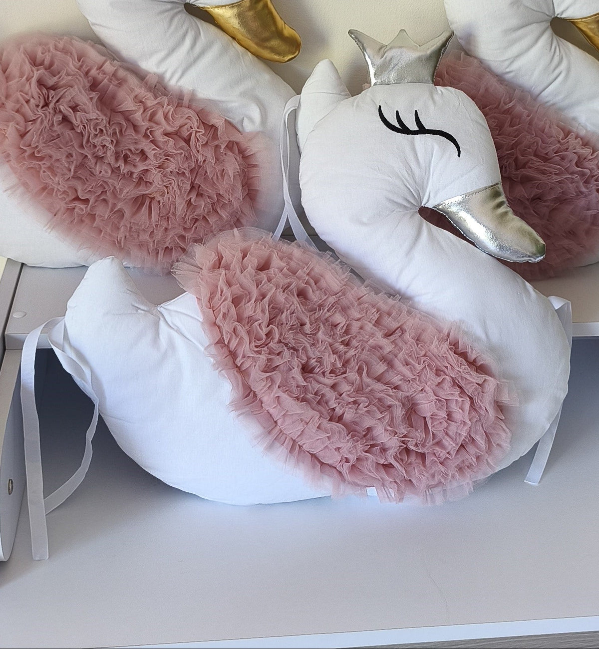 Cuscino Decorativo Cigno Ali in Tulle per Lettino e Cameretta Colori a Scelta - universo del bambino