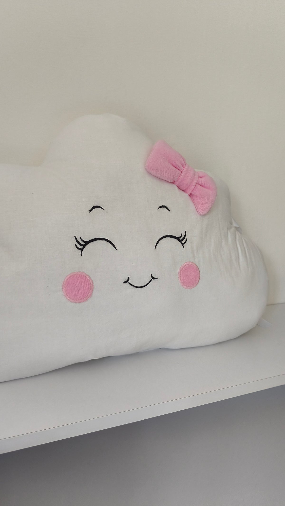 Cuscino decorativo a nuvola per cameretta bimba, ideale come paracolpi per lettino neonato o accessorio d'arredo.