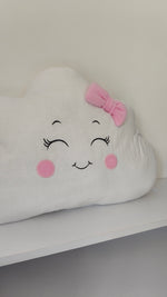 Cuscino decorativo a nuvola per cameretta bimba, ideale come paracolpi per lettino neonato o accessorio d'arredo.